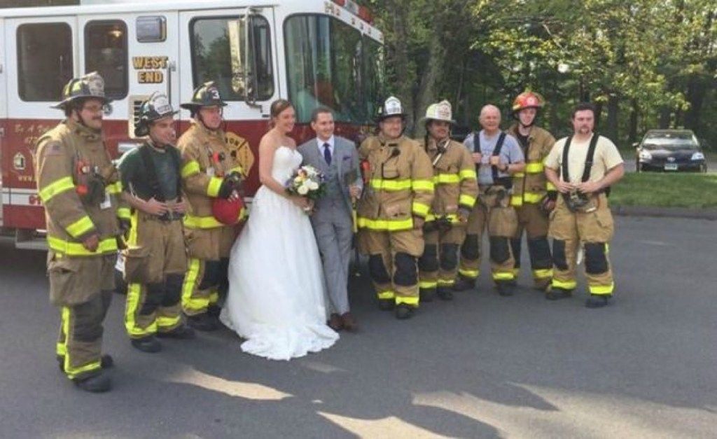 Сватба на пожарната на Avon