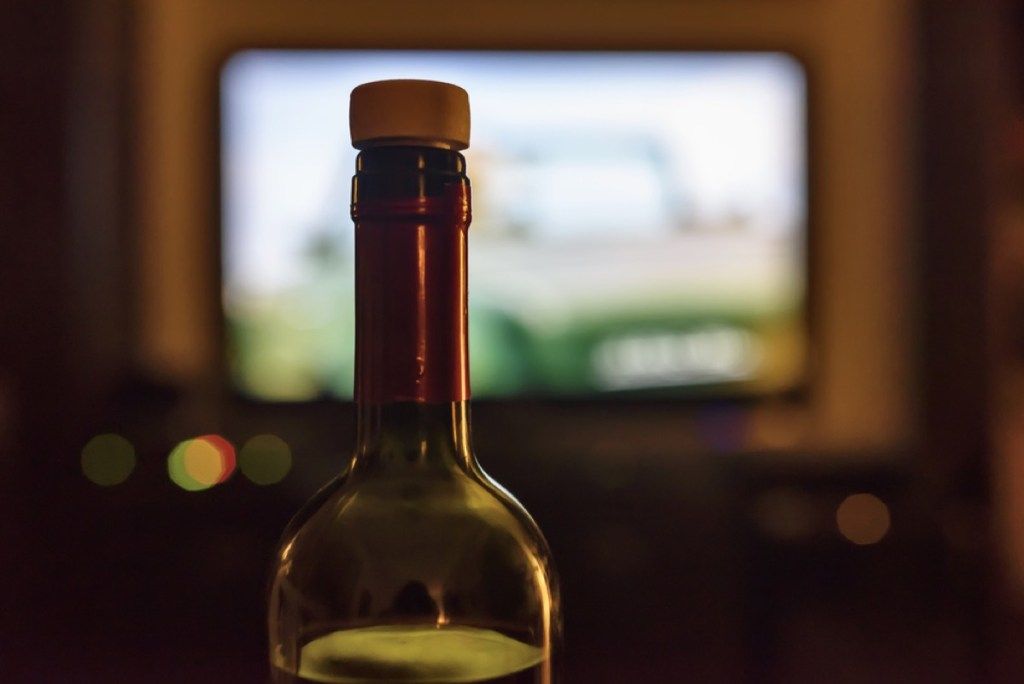 En flaske vin foran TV-en