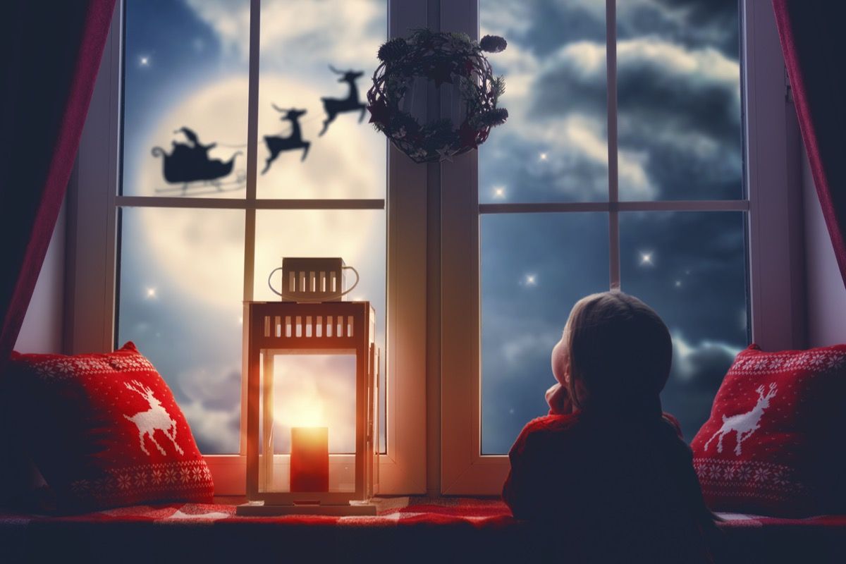 Gadis kecil merenung di luar tingkapnya ke arah Santa