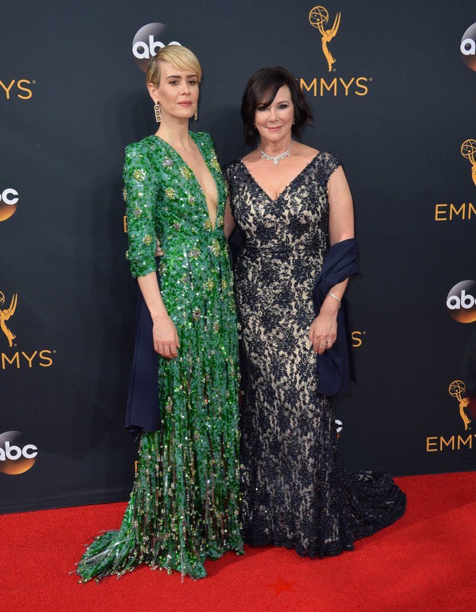 Sarah Paulson en Maria Clark bij de Emmy