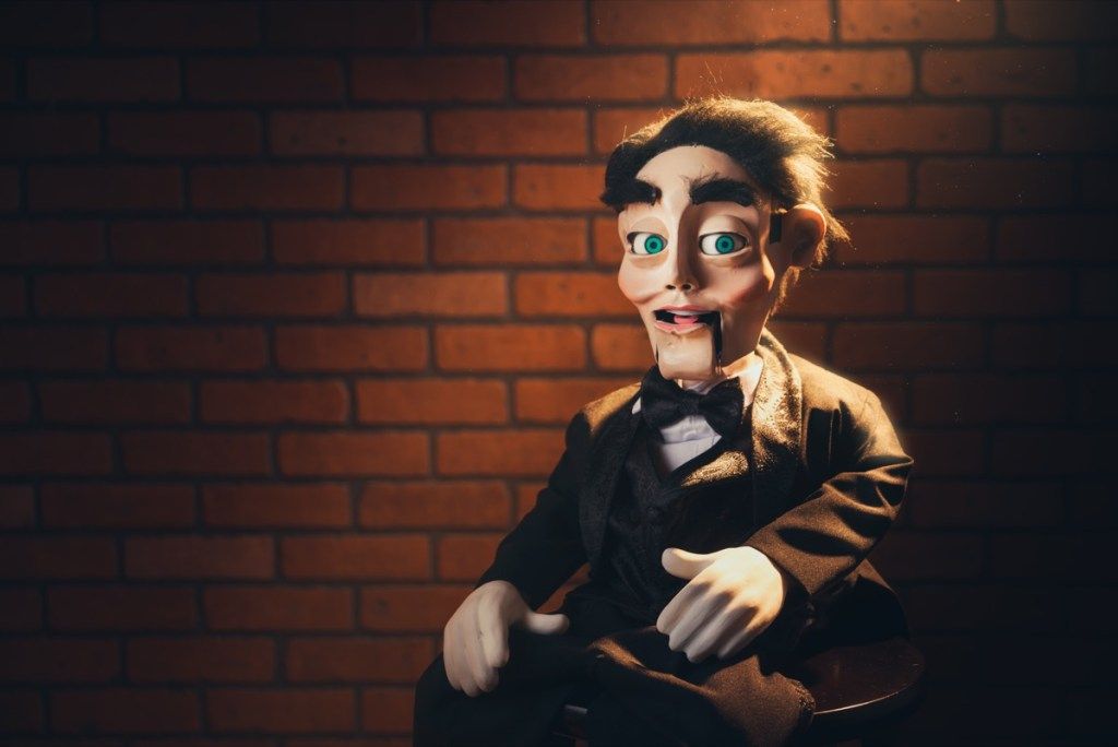 Rāpojošs ventrilokista marionets Emmy Fakti