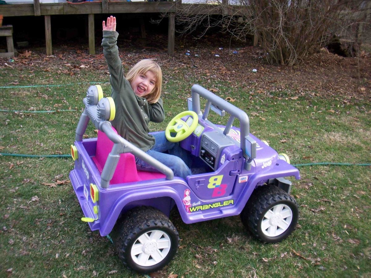 เด็กหญิงตัวเล็ก ๆ ขับรถจี๊ปตุ๊กตาบาร์บี้