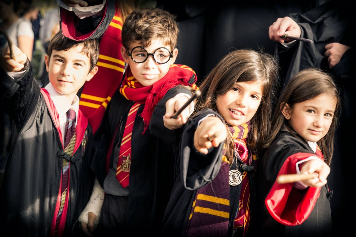 deti oblečené ako postavy Harryho Pottera
