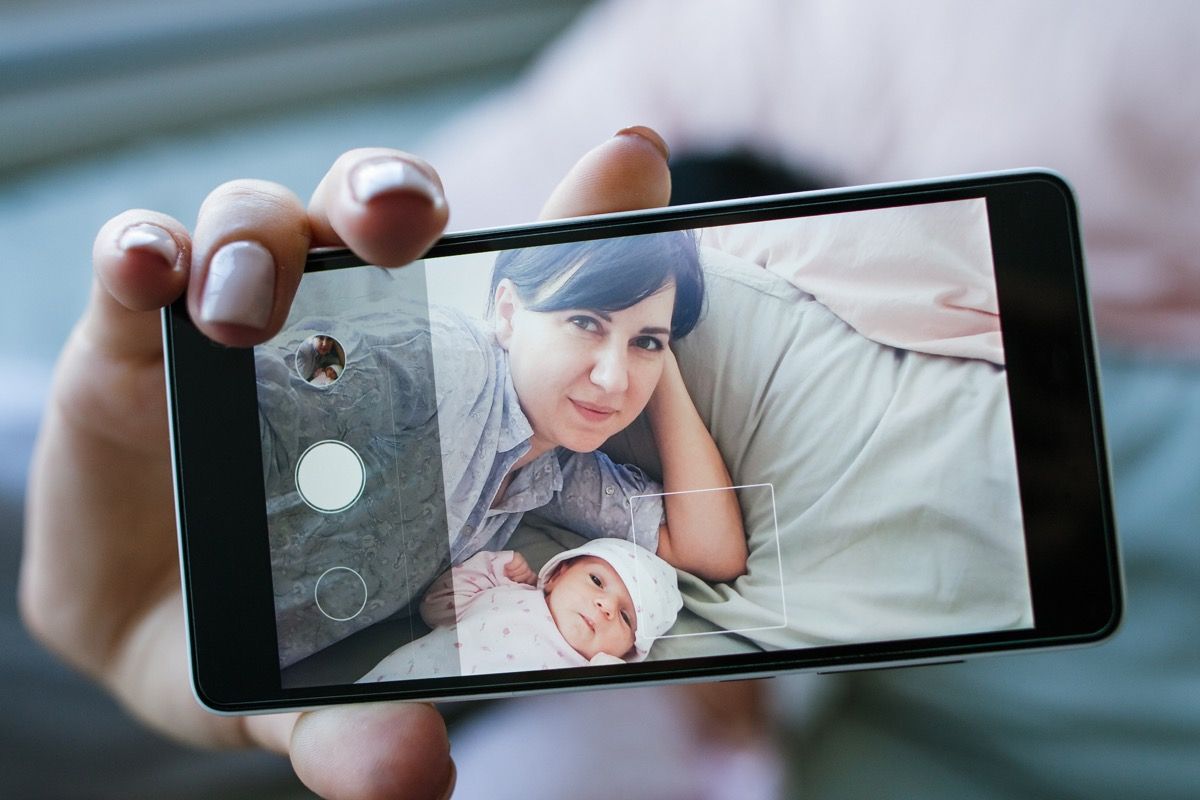 สมาร์ทโฟนเซลฟี่ครอบครัวแนวคิดแม่แรกเกิด หน่วยความจำภาพถ่าย แม่มีความสุข