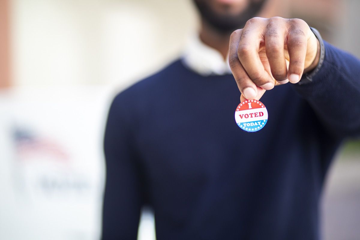 jauns melnādains vīrietis ar savu I nobalsoju uzlīmi pēc balsošanas vēlēšanās.