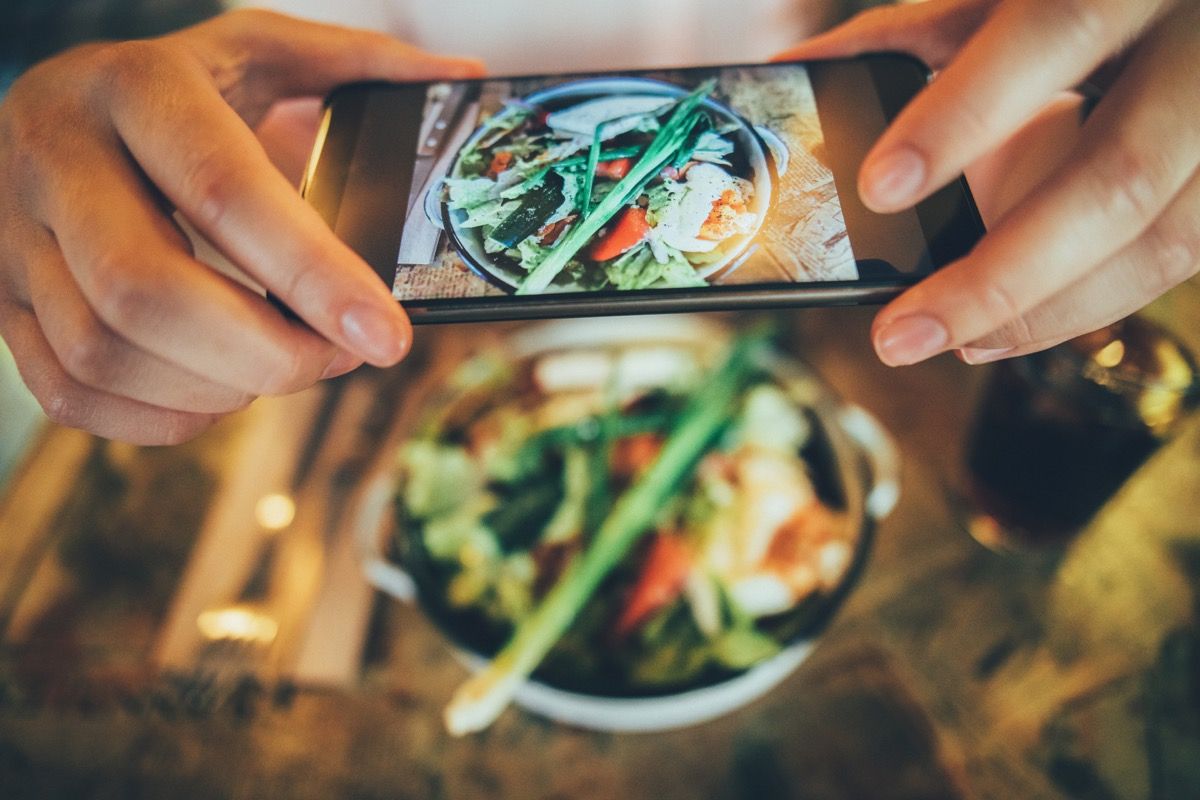 スマートフォンで食べ物の写真を撮る。