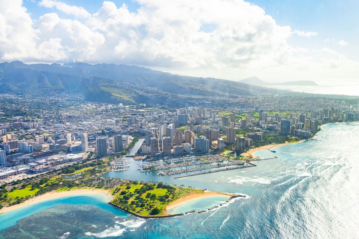 Krásný letecký pohled na ostrov Oahu, město Honolulu na Havaji z mořského letadla.