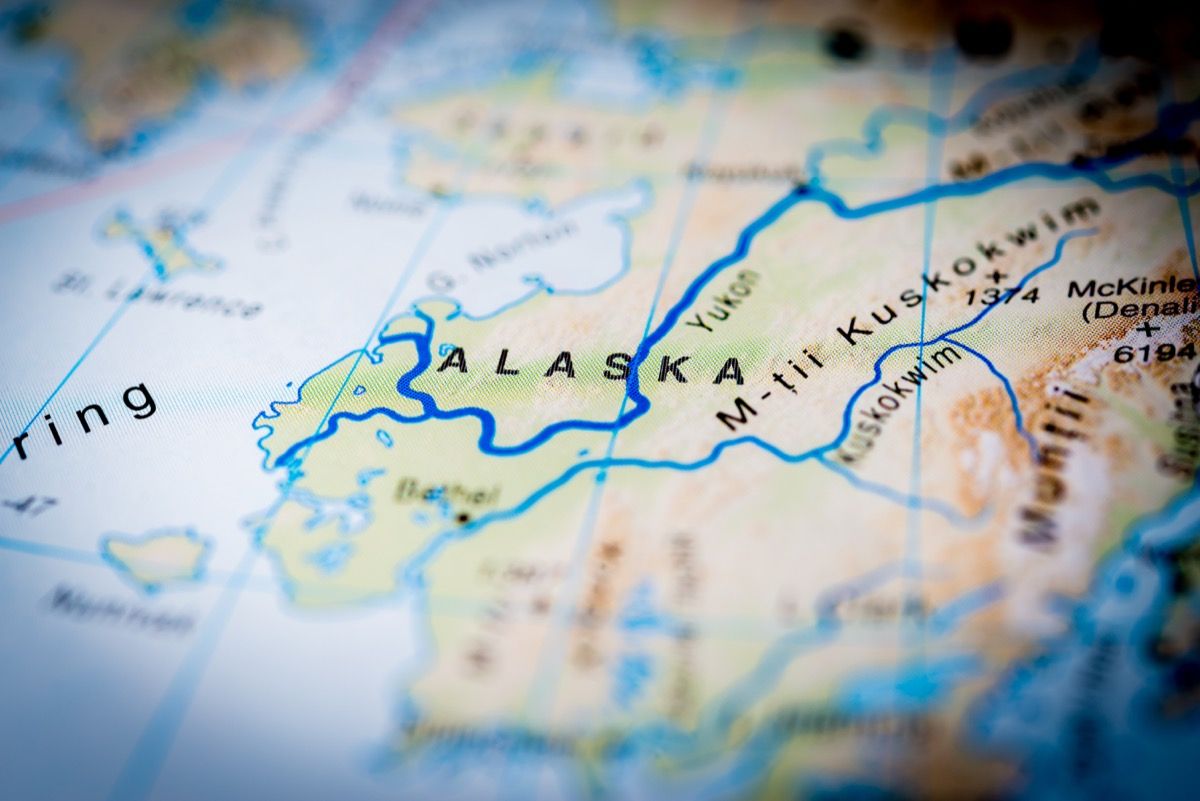 विश्व या मानचित्र पर अलास्का, तथ्यों पर विश्वास करना कठिन