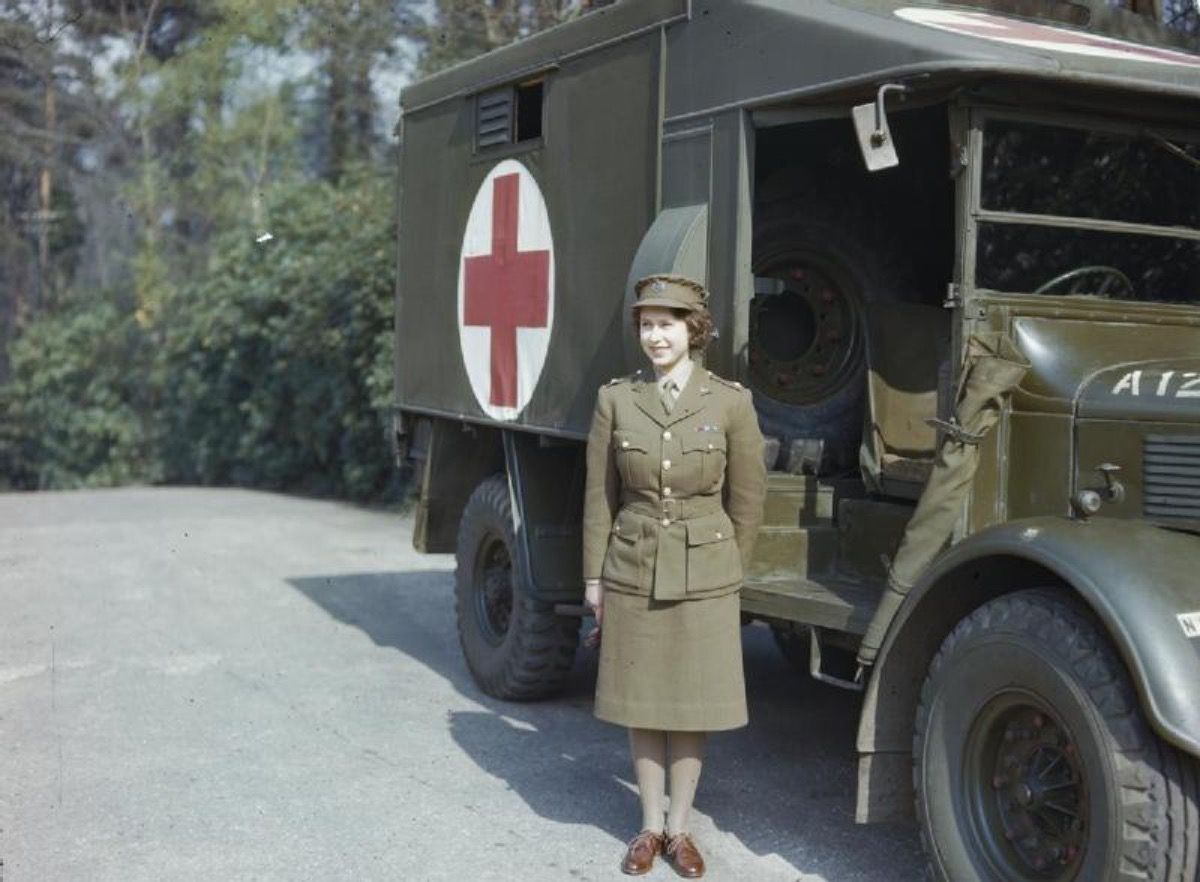 ratu elizabeth dengan seragam perkhidmatan wilayah tambahan ketika muda