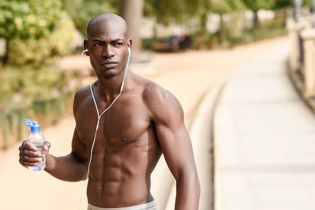 ผู้ชายที่มีกล้ามเนื้อแข็งแรงพักผ่อนหลังออกกำลังกาย