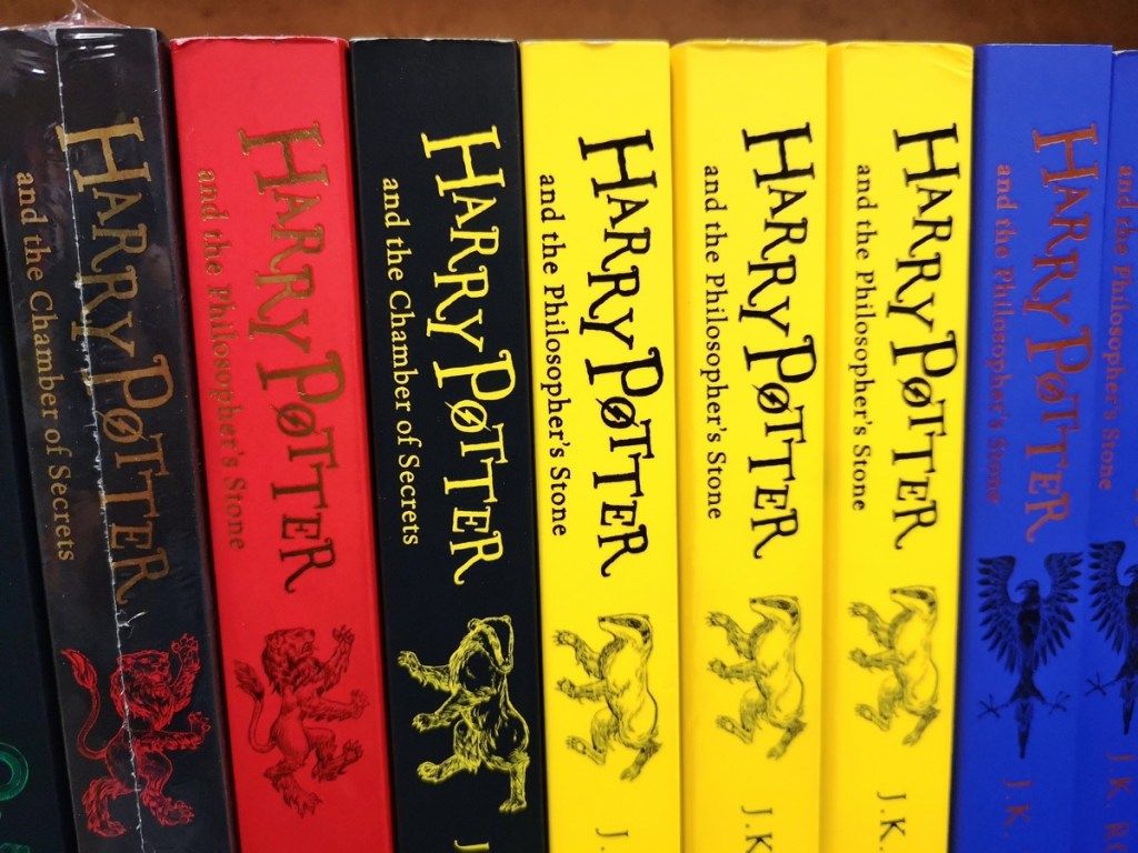 Harry Potter-boeken op een plank, nutteloze feiten