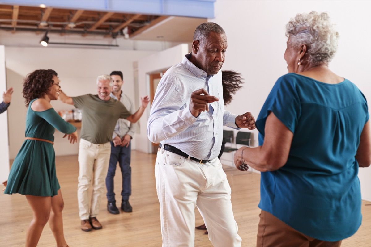 Les gens qui fréquentent des cours de danse dans un centre communautaire