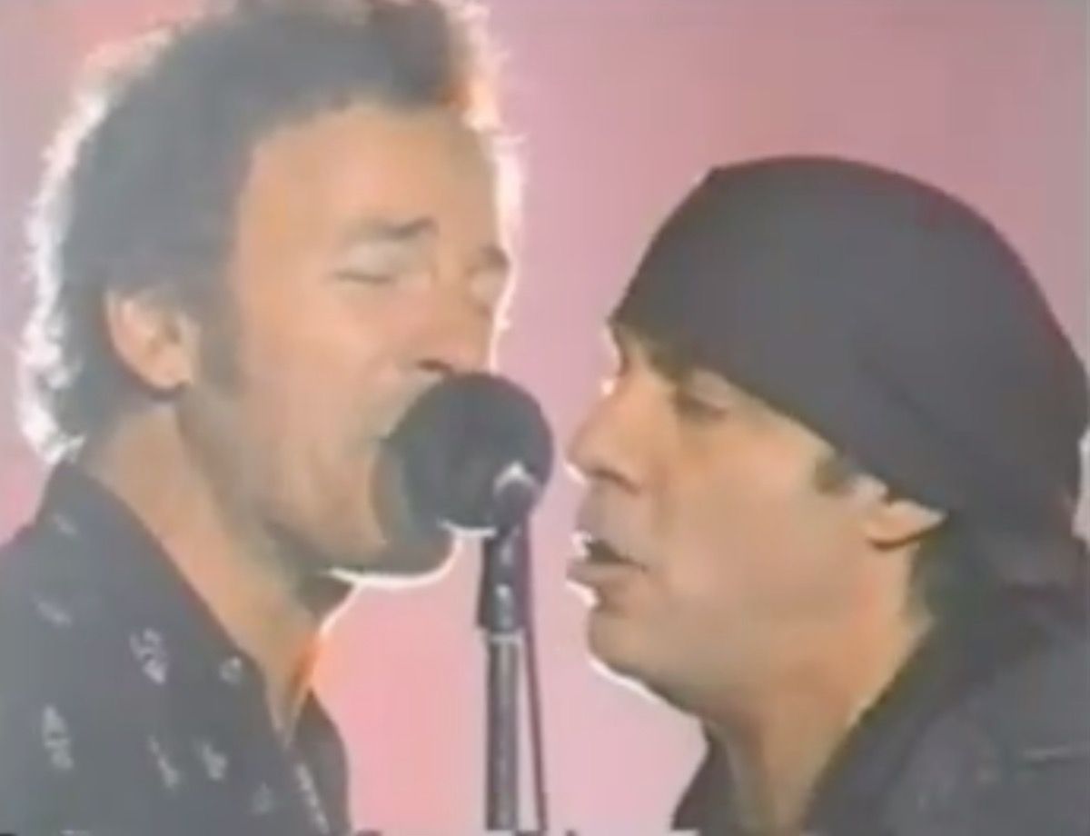 Bruce Springsteen och Steve Van Zandt uppträder på VMA: s 2002