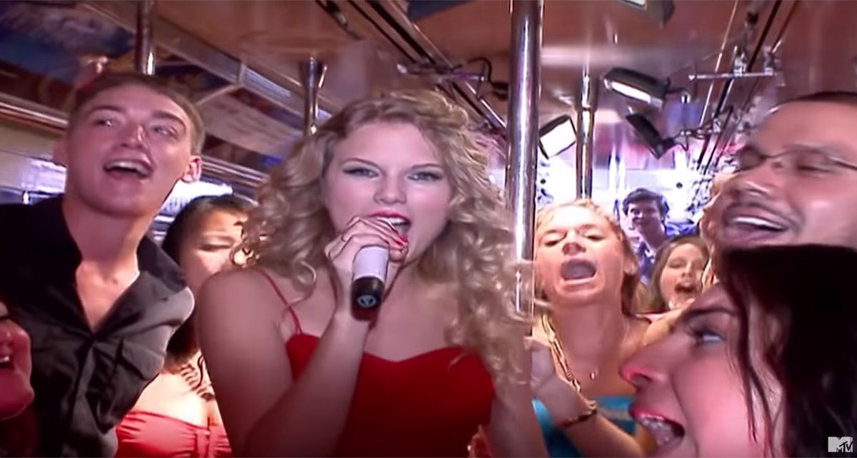 टेलर स्विफ्ट ने 2009 एमटीवी वीएमए में सबवे कार में प्रदर्शन किया, सबसे यादगार प्रदर्शन