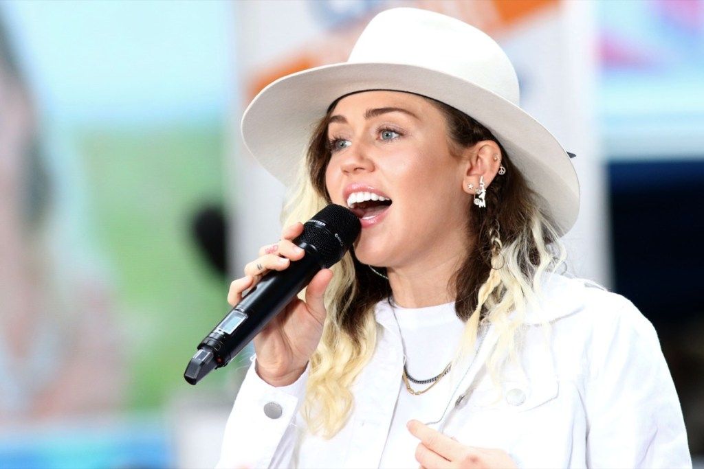 NEW YORK - Ngày 26 tháng 5 năm 2017: Miley Cyrus biểu diễn trên NBC