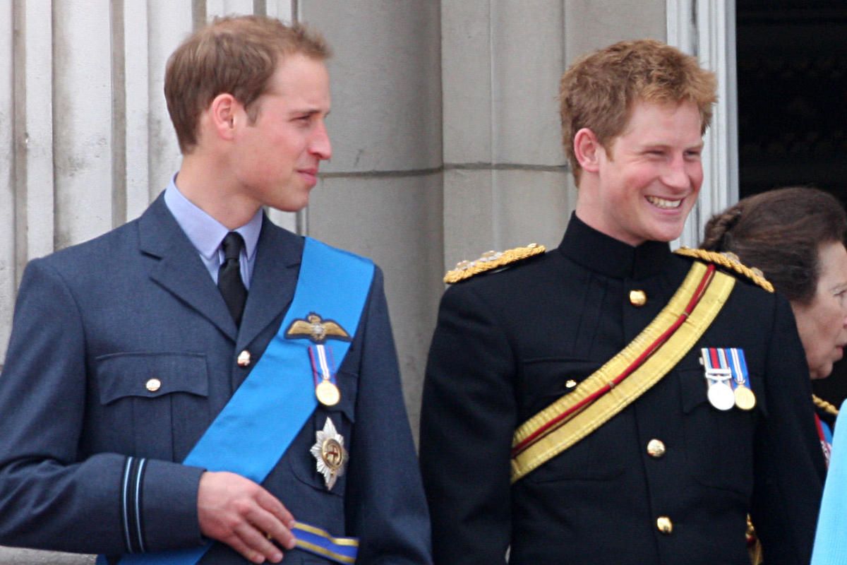 El príncep Guillem de Gal·les i el príncep Harry de Gal·les assisteixen a la cerimònia Trooping The Color amb motiu de la reina Isabel II