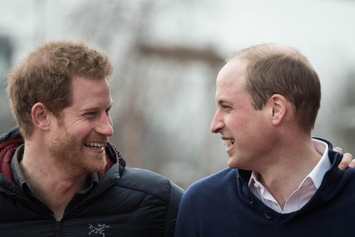 prinssi Harry ja prinssi William hymyilevät yhdessä