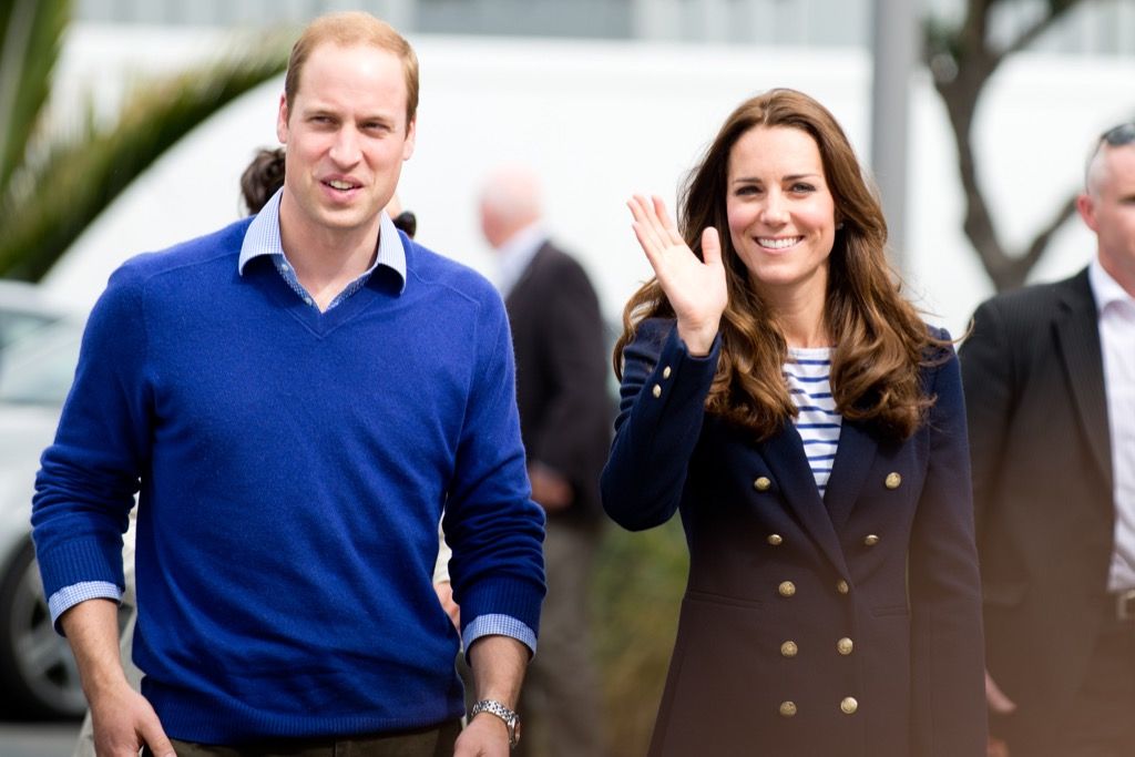 hoàng tử william và kate Middleton mỉm cười và vẫy tay