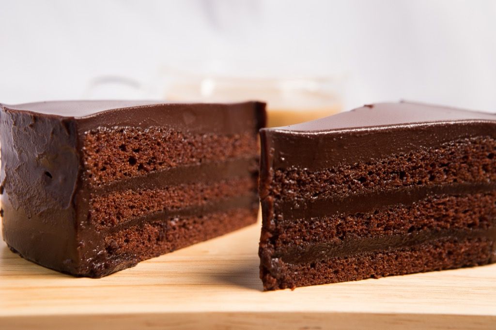 шоколадова торта върху месарски блок
