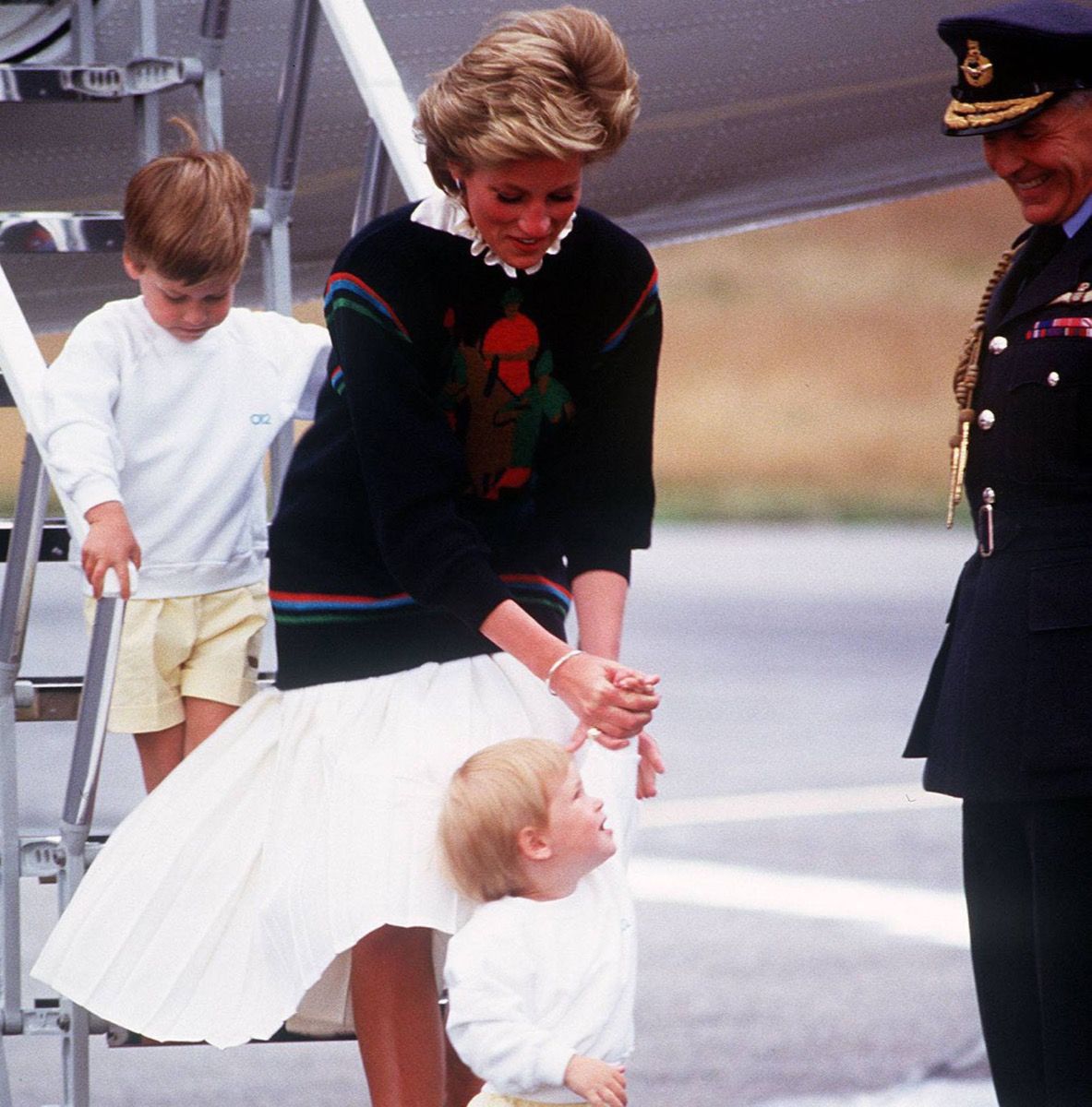 Diana, William y Harry bajándose de un avión.