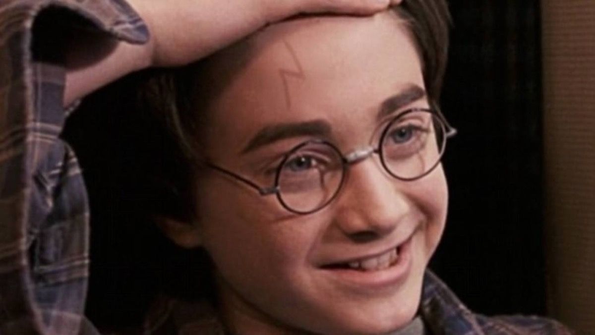 Harry Potter cho thấy vết sẹo tia chớp
