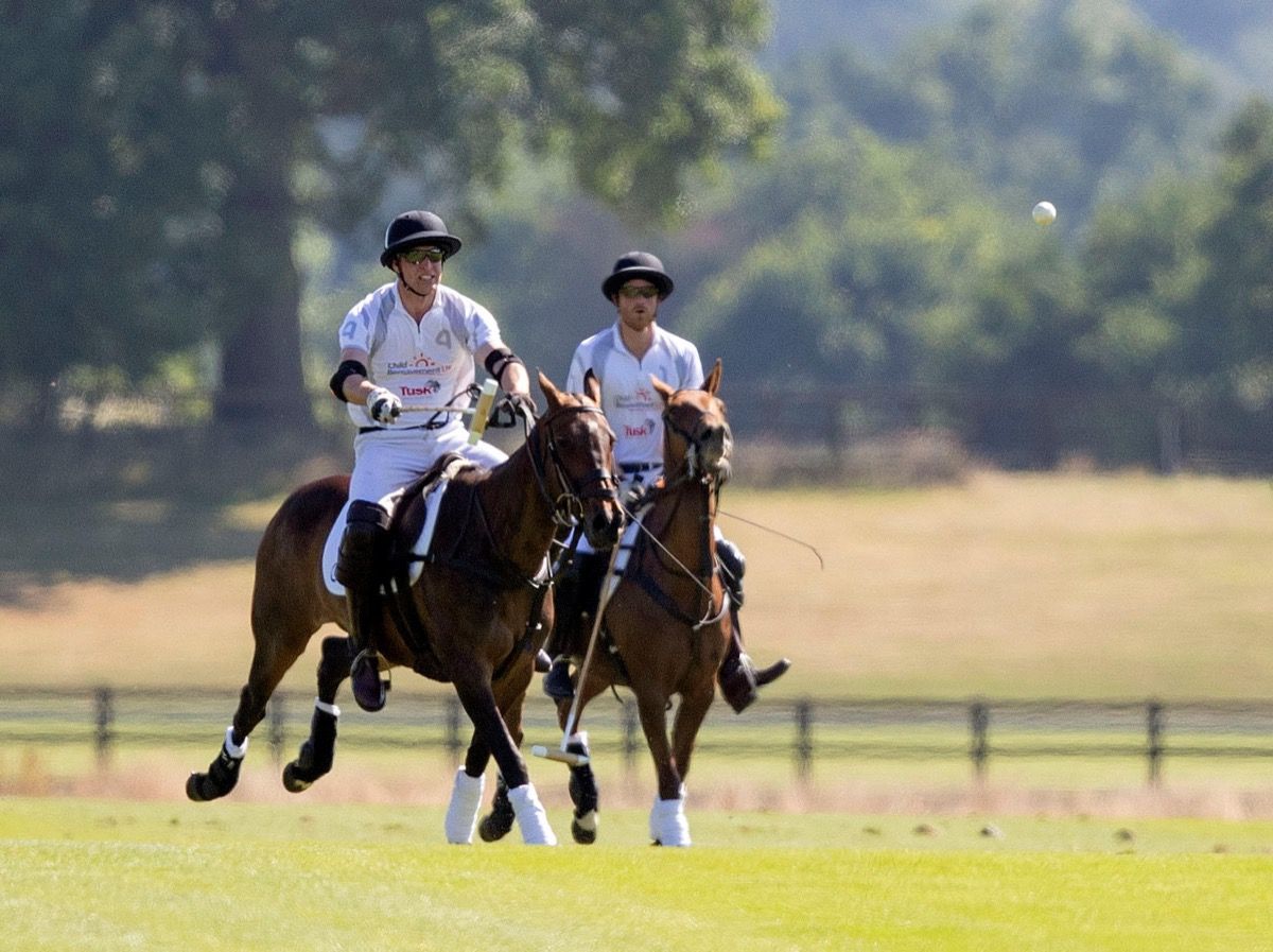 El duque de Cambridge (izquierda) y el duque de Sussex jugando al polo en Coworth Park, Ascot.