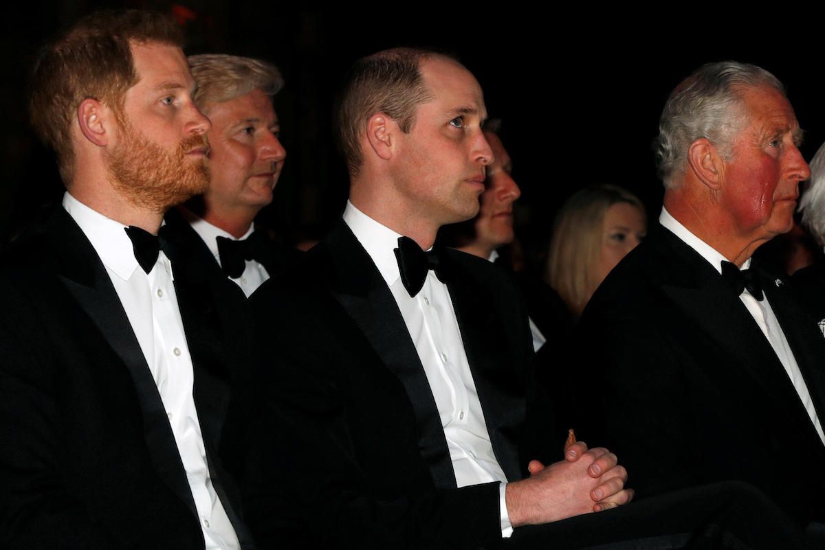 Princas Harry, princas Williamas ir princas Charlesas sėdi pirmoje eilėje per pasaulinę „Netflix“ premjerą