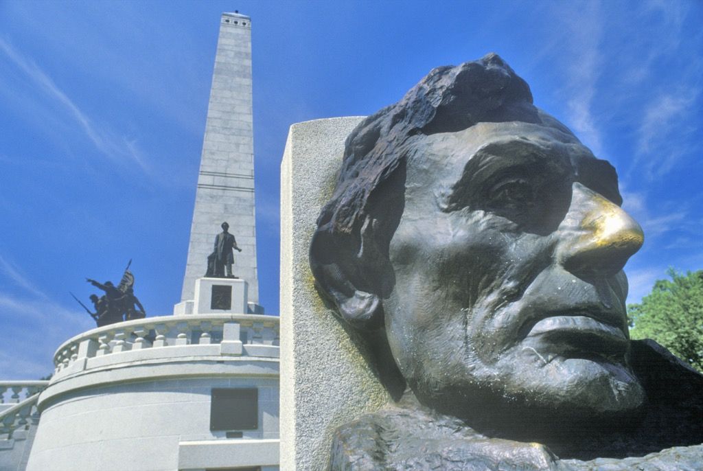 Статуя Линкольна с золотым носом