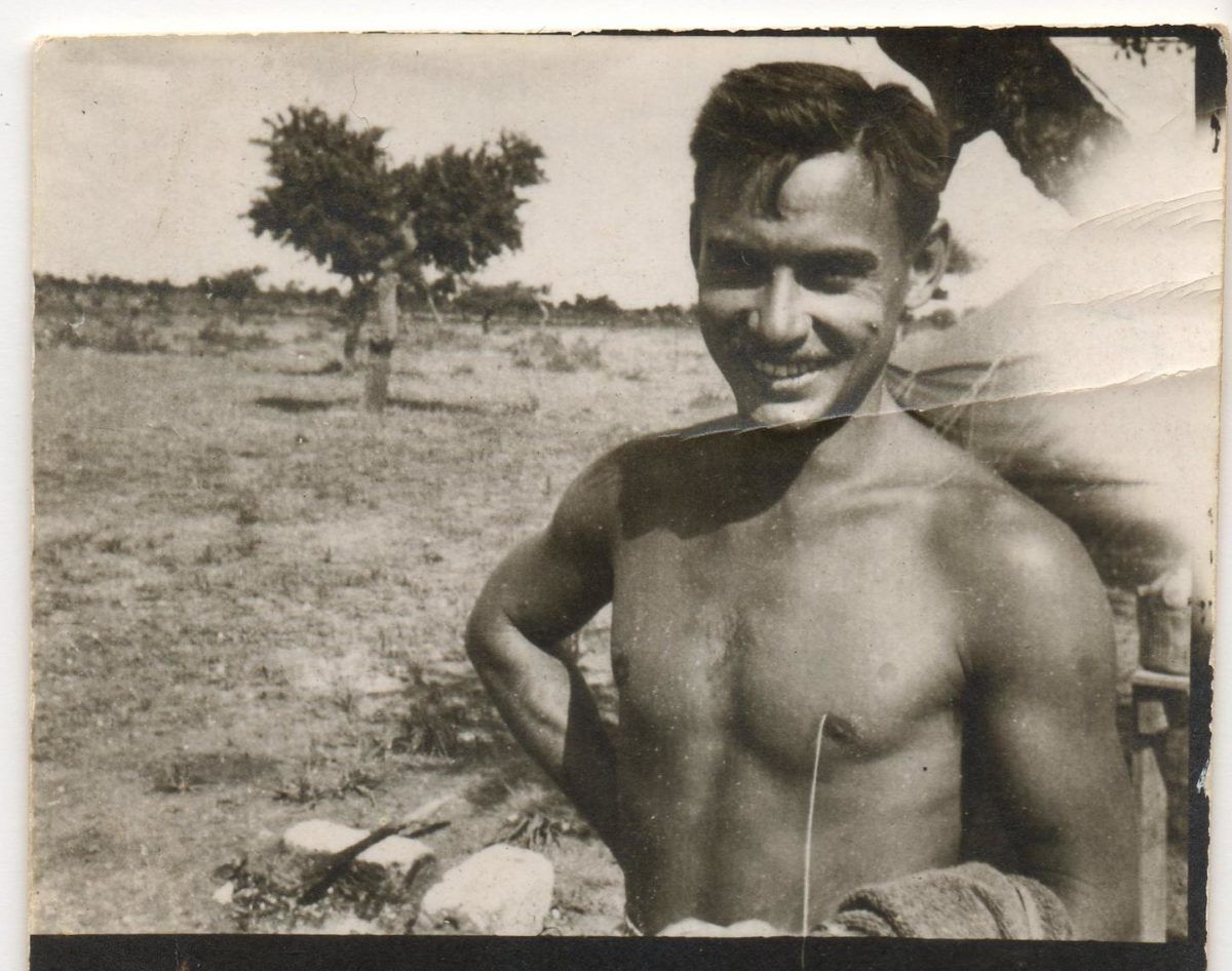 Foto hitam dan putih tahun 1940-an lelaki tanpa baju