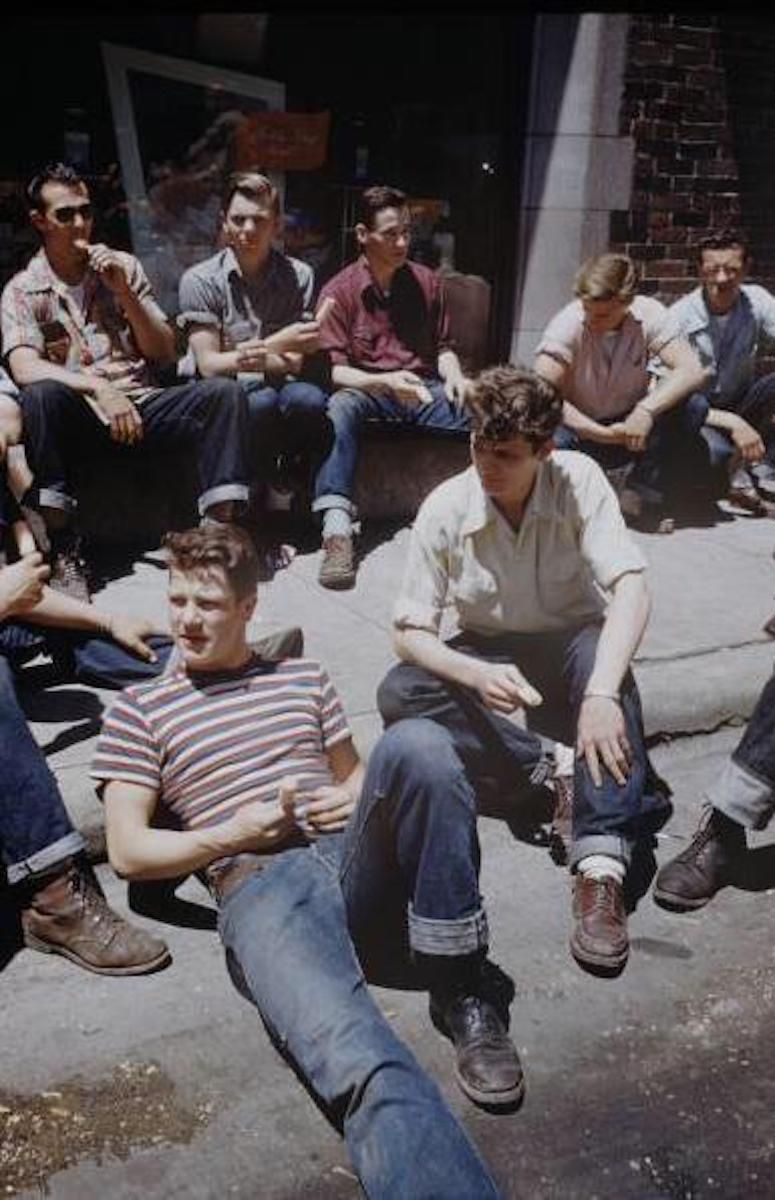 årgangsfoto av mannlige tenåringer på gaten på 1950-tallet