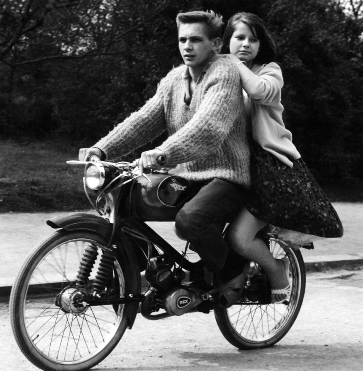 ungt par på autosyklus av Rex, 1950-tallet