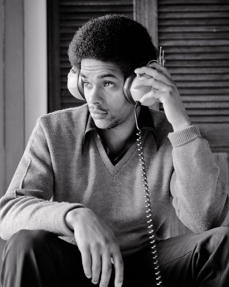 سبعينيات القرن الماضي في سن المراهقة الأفريقية الأمريكية الشاب يستمع إلى الموسيقى باستخدام سماعات الرأس الاستريو