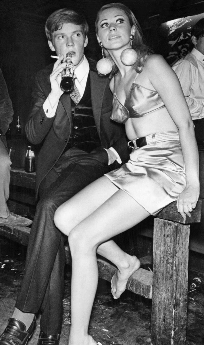 Una pareja en una fiesta en la década de 1970