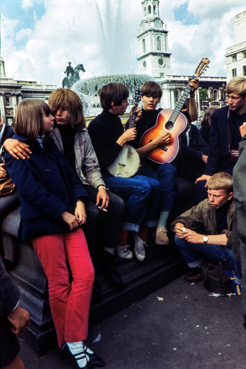 Hippies uit de jaren 60 komen samen in Londen