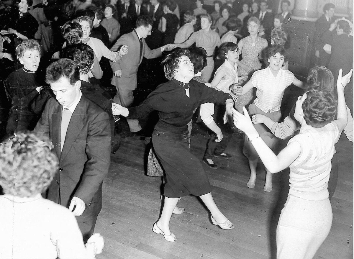 Des jeunes danseurs des années 1950 se pressent sur le sol pour une danse rock n roll, des grands-parents cool