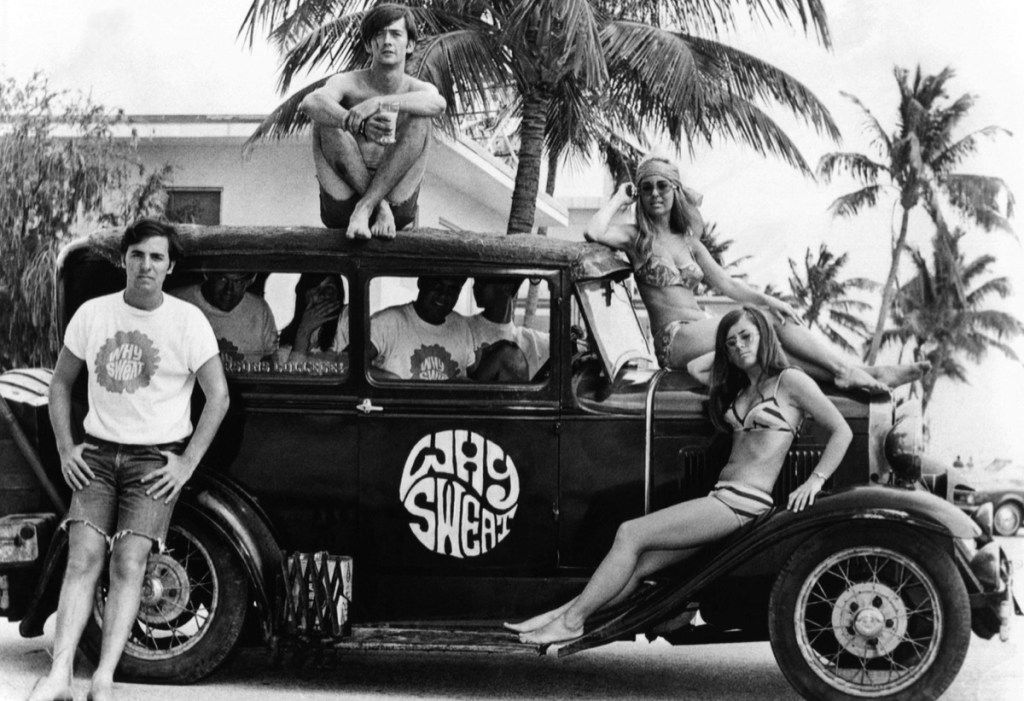 Opiskelijat kevätlomalla rannalla 1960-luvulla