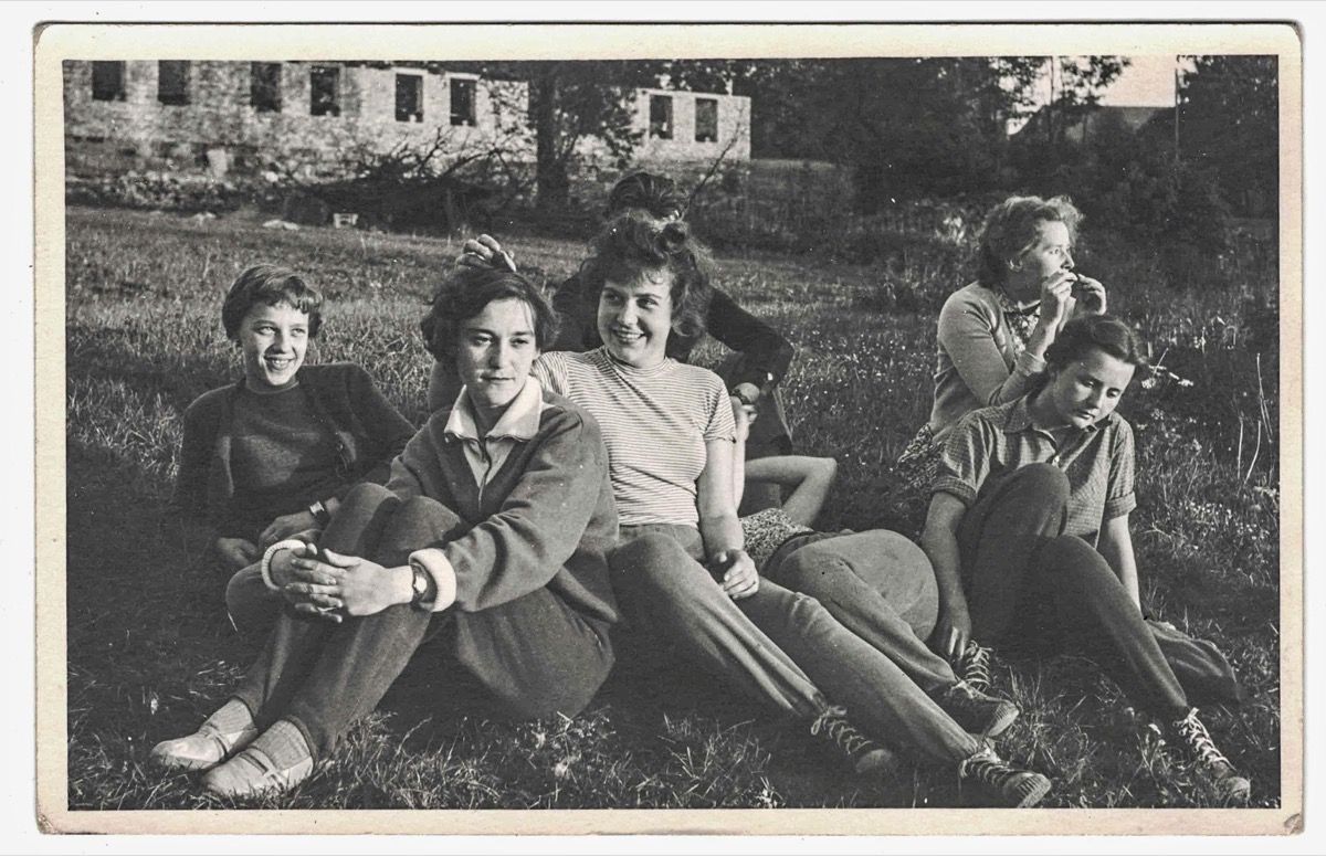 Az 1960-as évek tinédzserei réten pihennek, hűvös nagyszülők