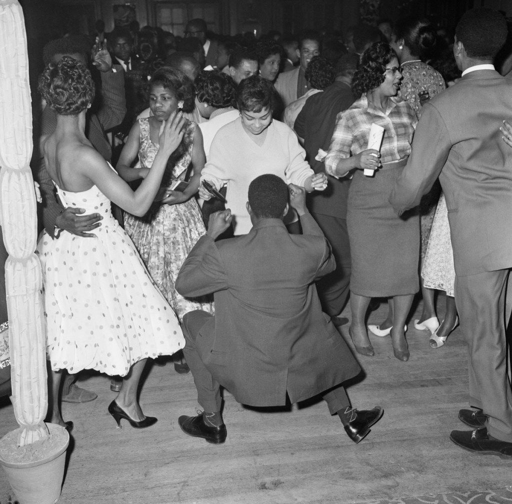 vyrai ir moterys, šokantys šaunias senelių nuotraukas
