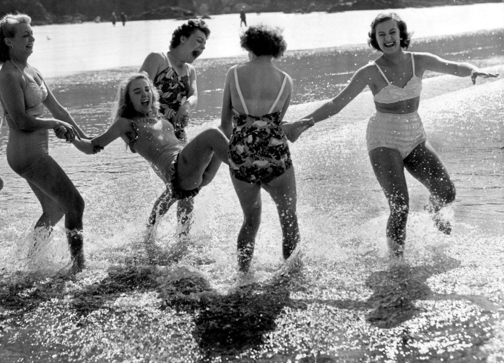 Vakantie in de jaren vijftig op het strand. Oude foto