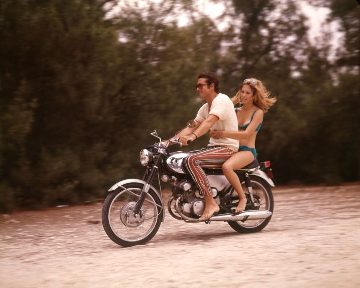 1970. gadu pāris brauc ar motociklu, forši vecvecāki