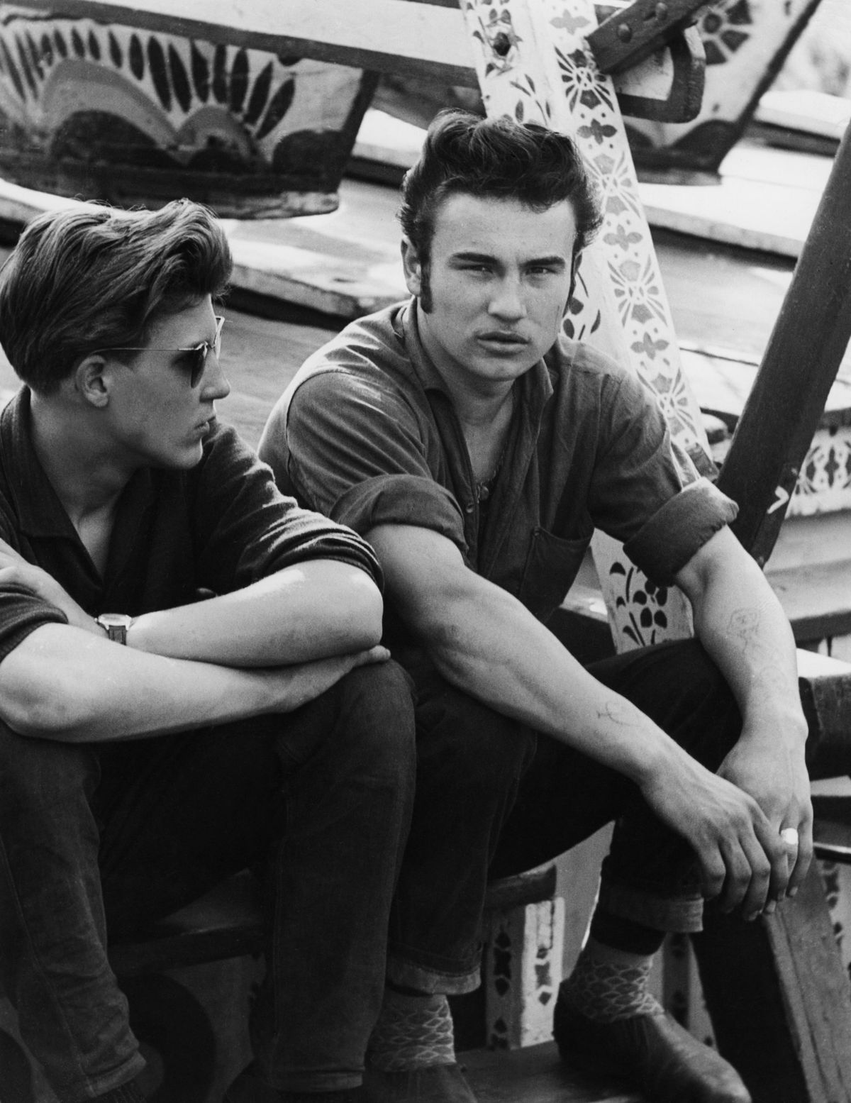 1950 के दशक में कार्निवल में दो पुरुष किशोर