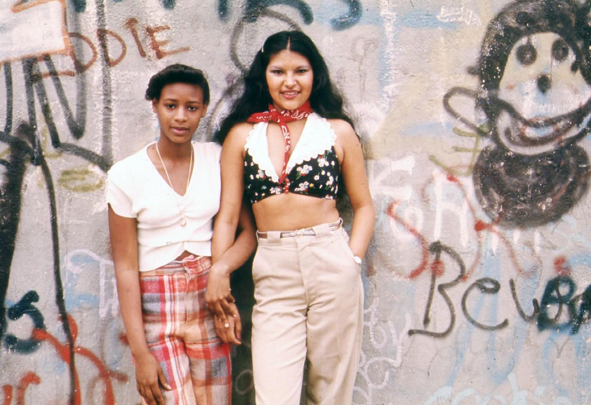 Две тийнейджърки позират пред стена на графитите в Линч Парк в Бруклин, Ню Йорк през юни 1974 г.