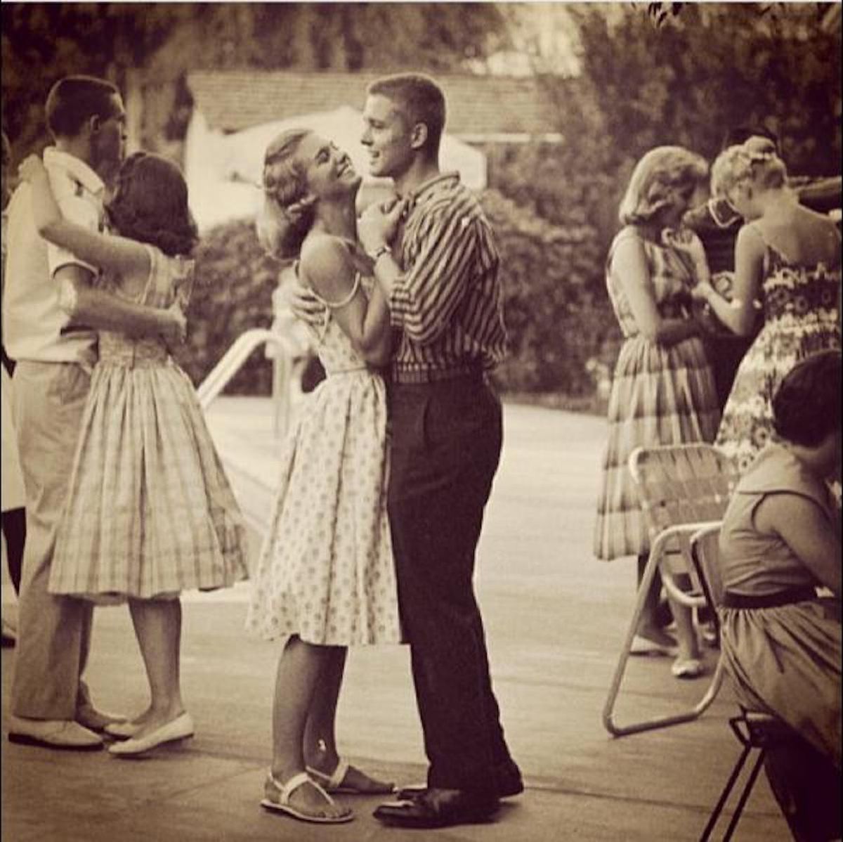 זוג נוער בציר רוקד בחוץ בשנות החמישים