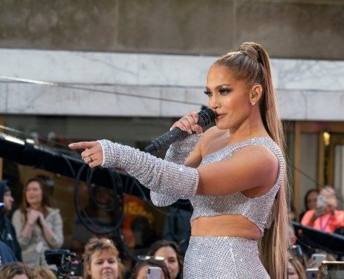New York, NY - 6 mai 2019: Jennifer Lopez cântă pe scena emisiunii NBC Today pe TODAY Plaza la Rockefeller Center