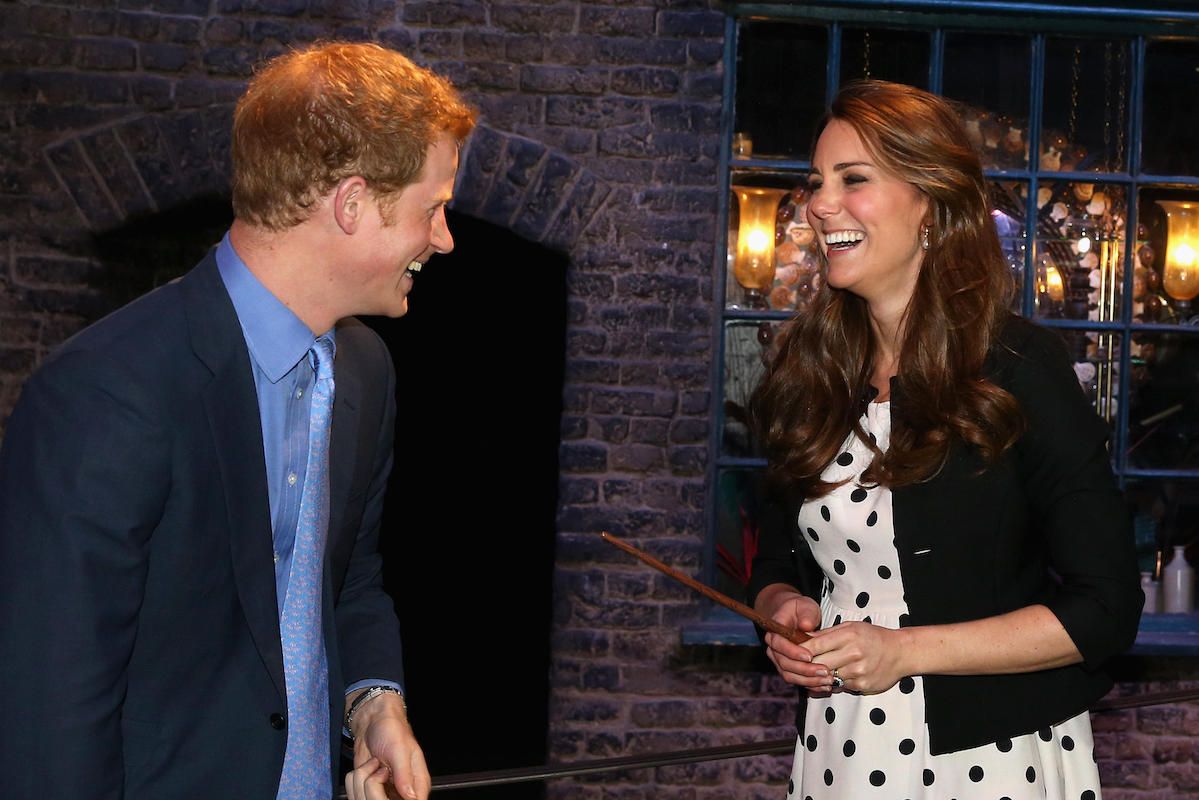 Catherine, vojvodinja od Cambridgea in princ Harry, se aprila 2013 udeležita otvoritve studia Warner Bros.