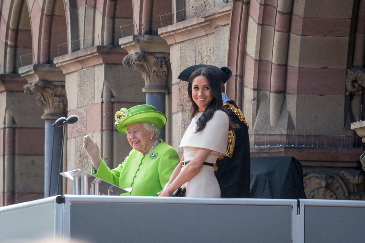 Meghan Markle ve Kraliçe Elizabeth kalabalığı selamlıyor