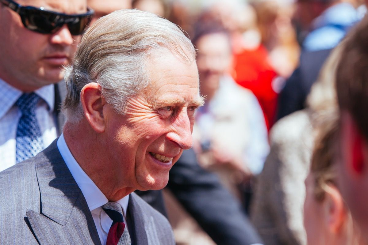 prins Charles under offentlig medieopptreden utendørs