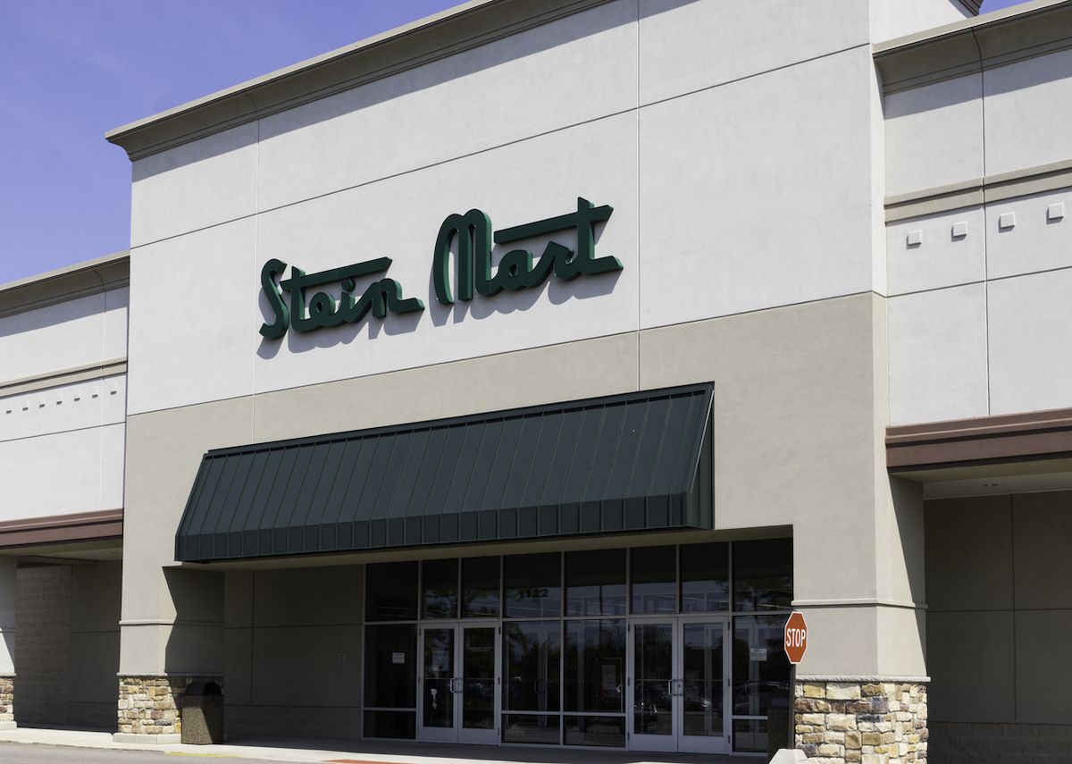 ร้าน Stein Mart ใน Rochester Hills รัฐมิชิแกน Stein Mart เป็นห้างสรรพสินค้าในเครือในสหรัฐอเมริกา