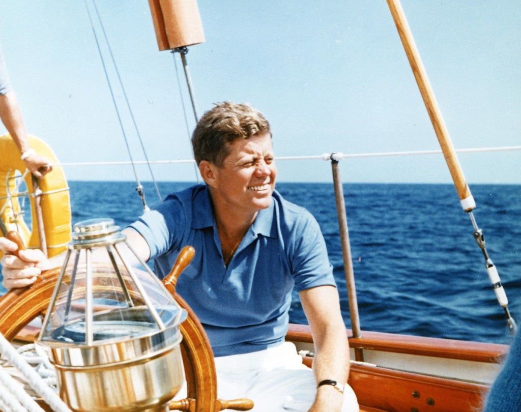 John F. Kennedy em um barco