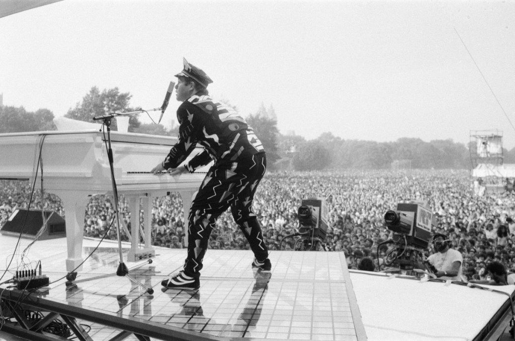R53JHN Elton John esiintyy Central Parkissa, New York, Amerikka. Elton keräsi ilmaisen konsertin valtavan yli 400 000 väkijoukon. Yli 20 kappaleen joukolla Elton soitti sellaisia ​​hittejä kuin Tiny Dancer, Goodbye Yellow Brick Road, Rocket Man, Philadelphia Freedom, Sorry näyttää olevan vaikein sana lauantai-ilta